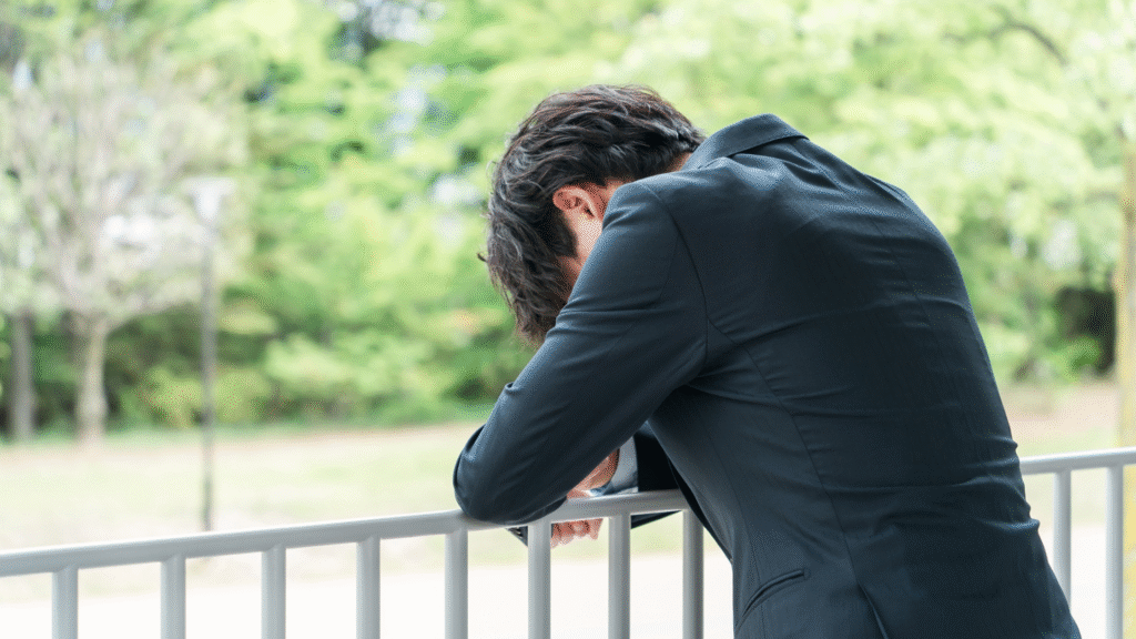悩む男性サラリーマン