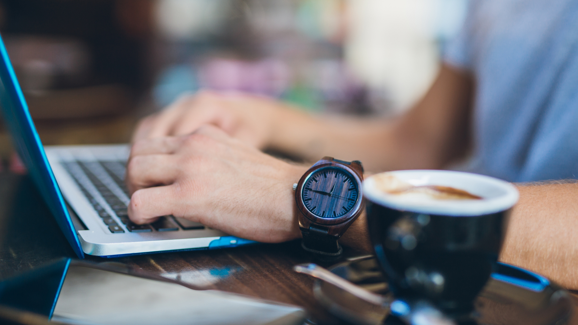 カフェで仕事をする男性